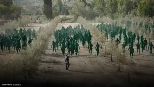 مئات "العراة" يتحولون إلى لوحة فنية زيتونية قرب غرناطة