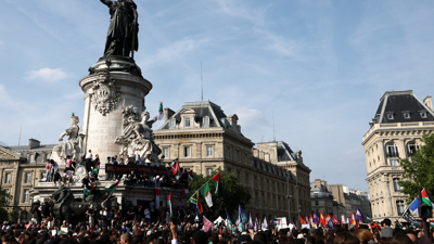 وقفة وسط العاصمة الفرنسية باريس