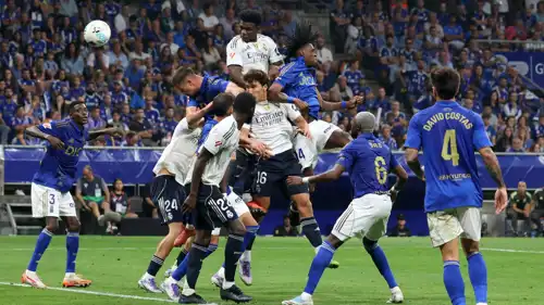 أورليان تشواميني في محاولة خلال مباراة ريال مدريد وأوفييدو