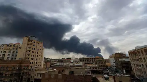دخان إثر غارات إسرائيلية على صنعاء