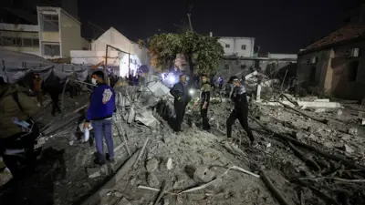 آثار القصف على المستشفى