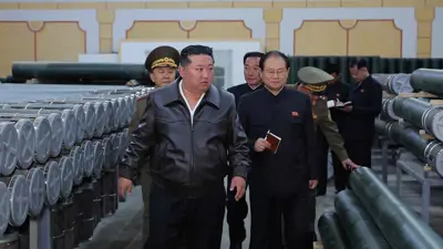 كيم جونغ أون خلال زيارة لمصنع ذخيرة