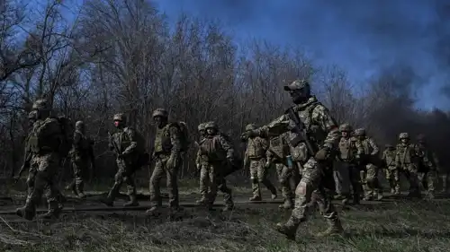 جنود أوكرانيون جدد يخضعون لتدريبات قتالية