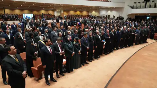 نواب يحضرون الجلسة الأولى للبرلمان العراقي 