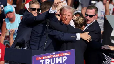 الرئيس الأمريكي السابق دونالد ترامب لحظة إصابته بطلق ناري في بنسلفانيا