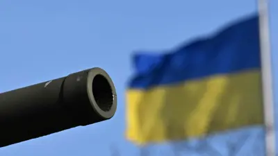 فوهة مدفع وعلم أوكرانيا