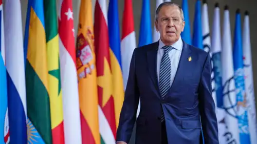 وزير الخارجية الروسية، سيرغي لافروف، وأعلام دول أفريقيا خلفة