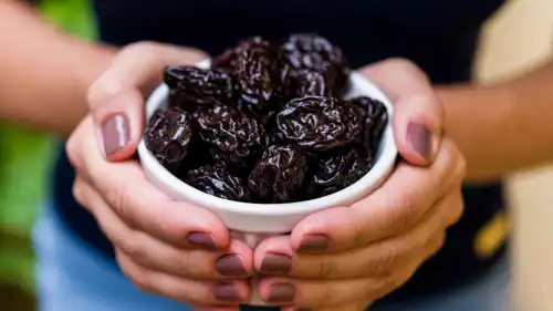 البرقوق المجفف أو القراصيا