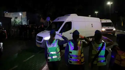 مجندات إسرائيليات لحظة وصول إحدى الجثث