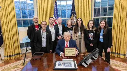 الرئيس الأمريكي دونالد ترامب خلال لقاء رهائن إسرائيليين