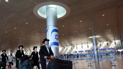 مسافرون يغادرون مطار بن غوريون خلال الحرب