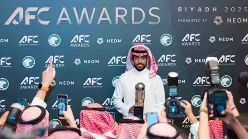 سالم الدوسري أثناء تتويجه بجائزة أفضل لاعب آسيوي لعام 2025