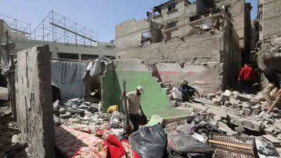 آثار غارة جوية إسرائيلية على خان يونس جنوب قطاع غزة