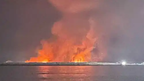 النيران تشتعل في الميناء المستهدف