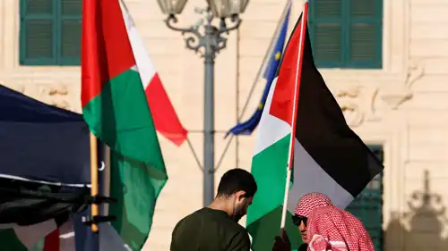 ناشطون يرفعون علم فلسطين أمام مكتب رئيس وزراء مالطا