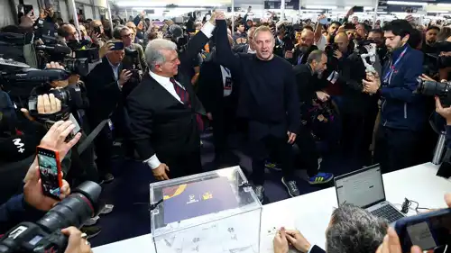 هانزي فليك مع خوان لابورتا بعد الإدالاء بصوته