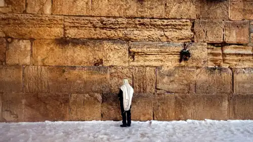 رجل يهودي متشدد يصلي عند الحائط الغربي