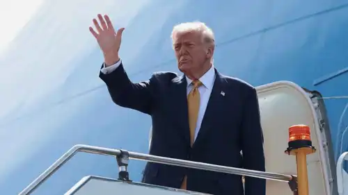 الرئيس الأمريكي دونالد ترامب خلال توجهه إلى طوكيو 