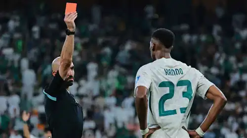 طرد محمد كنو في مباراة السعودية وإندونيسيا 