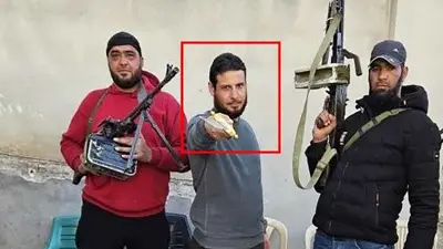 محسن الهيمد برفقة اثنين من مقاتليه