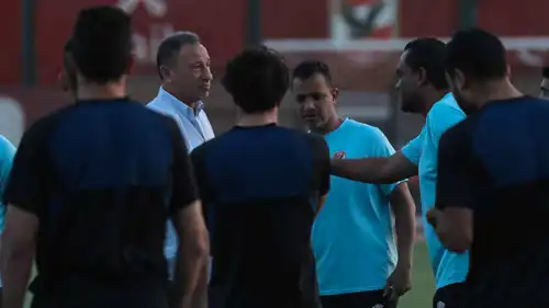 محمود الخطيب في اجتماع سابق مع لاعبي الأهلي