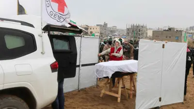 فريق الصليب الأحمر يستلم جثث الرهائن