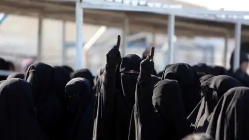 نساء من داعش في مخيم الهول