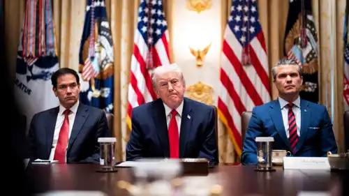 ترامب يتوسط وزيري الحرب (يمين) والخارجية (يسار)