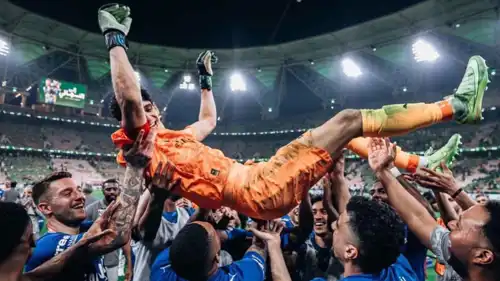 لاعبو الهلال يحتفلون مع ياسين بونو