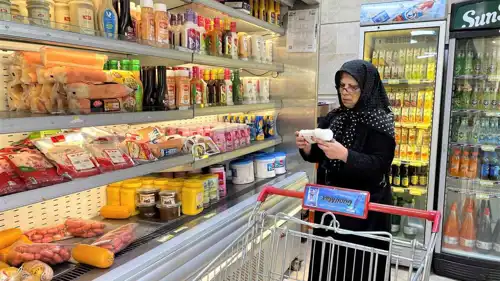 إيرانية في أحد الأسواق