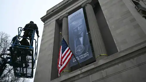 لحظة تعليق اللافتة على مقر الوزارة