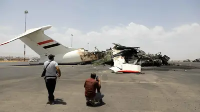 طائرة مدمرة في مطار صنعاء جراء غارة إسرائيلية