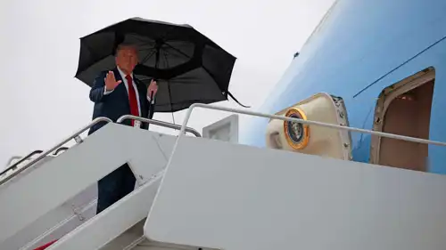 ترامب أثناء صعوده للطائرة