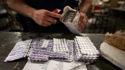 موظف جمارك في أمريكا يعثر على حبوب مخدرة