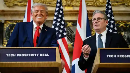 الرئيس الأمريكي ترامب ورئيس الوزراء البريطاني ستارمر