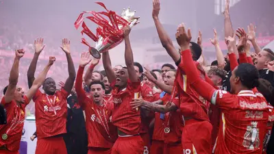 احتفالات نجوم ليفربول بالتتويج بالدوري الإنجليزي