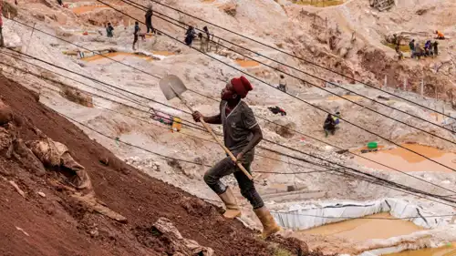 عامل في منجم الكولتان، شرق جمهورية الكونغو الديمقراطية.