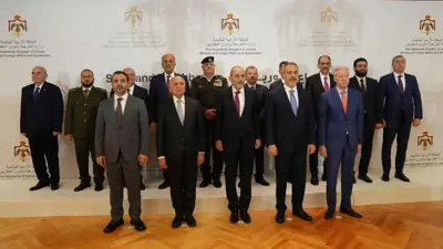 صورة جماعية للمشاركين في اجتماع خُماسي استضافه الأردن بشأن سوريا