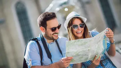 سياح يطلعون على خريطة المدينة