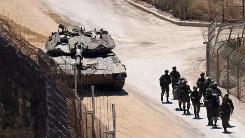 قوات إسرائيلية على السياج الحدودي مع سوريا
