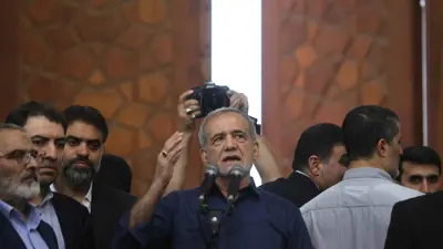 مسعود بزشكيان خلال جلسة للبرلمان