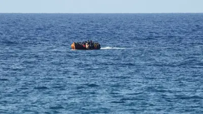 قارب يحمل مهاجرين غير شرعيين