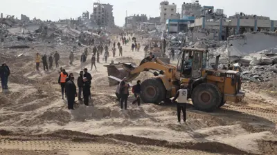 آليات تعمل على إزالة الأنقاض في غزة