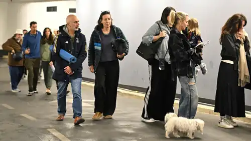 إسرائيليون في أحد الملاجئ خلال قصف على تل أبيب