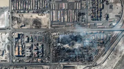 الدخان يتصاعد من ميناء رجائي بعد أيام من الانفجار