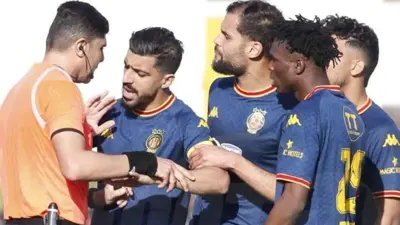 لاعبو الترجي مع حكم مباراتهم أمام البنزرتي