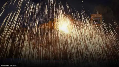 شرر وحديد مُذاب.. سماء الصين "ذهبية" خلال احتفالات "عيد الربيع"