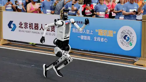 روبوتات شبيهة بالبشر تتفوق في سباق نصف ماراثون بكين