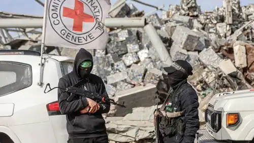 مسلحان من حركة حماس في غزة