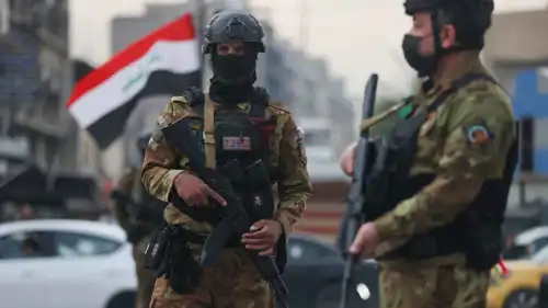 عناصر من الحشد الشعبي يحرسون تظاهرة مؤيدة لإيران